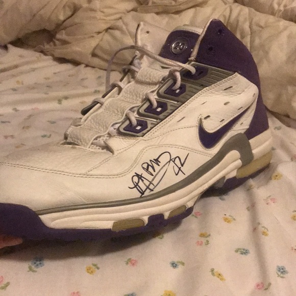 Game Worn Dual Autographed PJ Brown Charlotte Hornets NBA size 17 Nike Sneakers - Picture 6 of 8